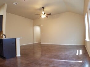 119 Samuel Dr in Buda, TX - Foto de edificio - Building Photo