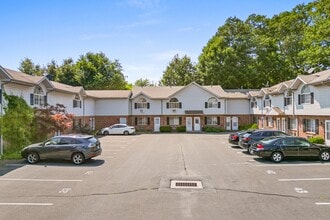 975 Meriden Rd, Unit 109 in Waterbury, CT - Building Photo - Building Photo