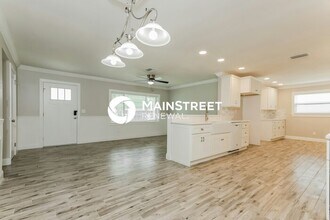 215 Cranberry Ln in Brandon, FL - Building Photo - Building Photo