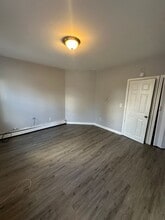 35 N 10th St in Darby, PA - Building Photo - Building Photo