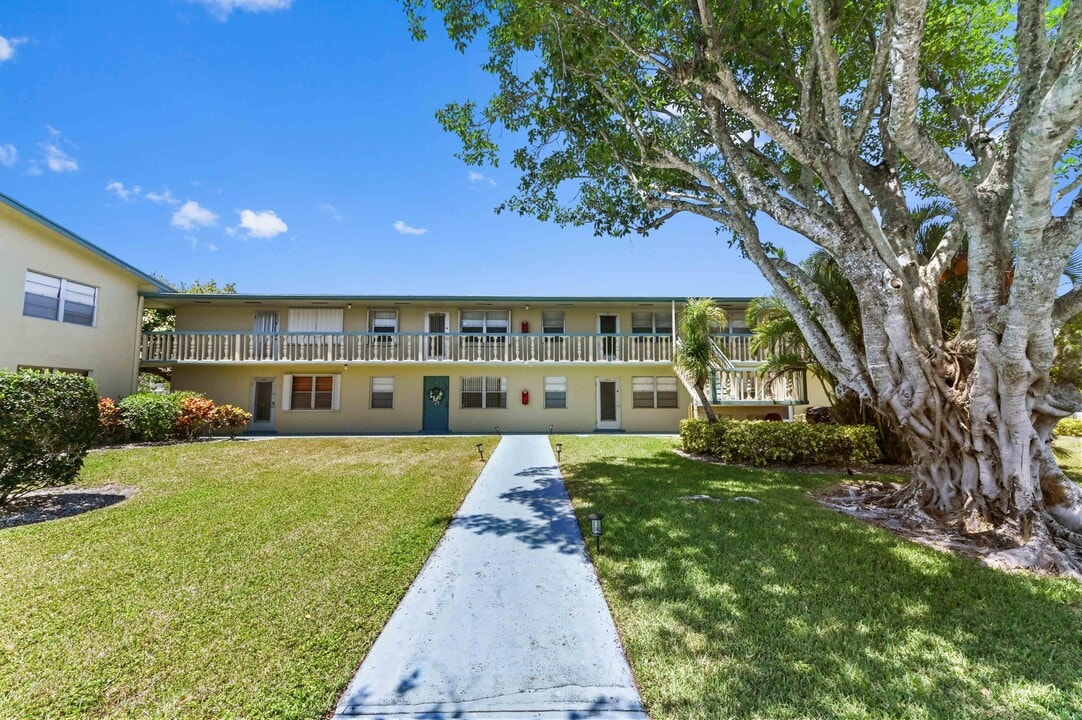 111 Dorchester E in West Palm Beach, FL - Building Photo