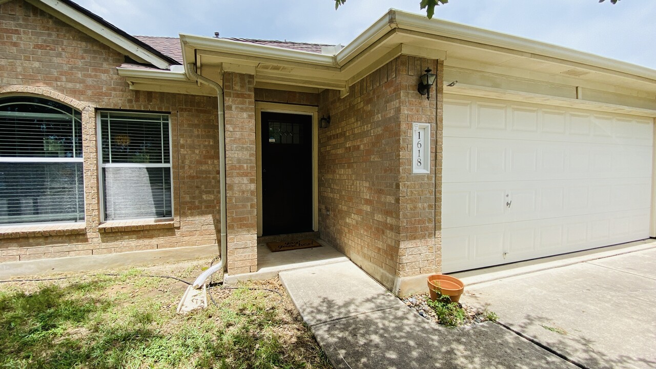 1618 Cora Marie Dr in Pflugerville, TX - Foto de edificio