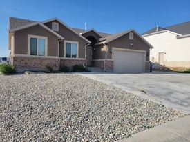 6951 Otter Creek Dr in West Jordan, UT - Building Photo