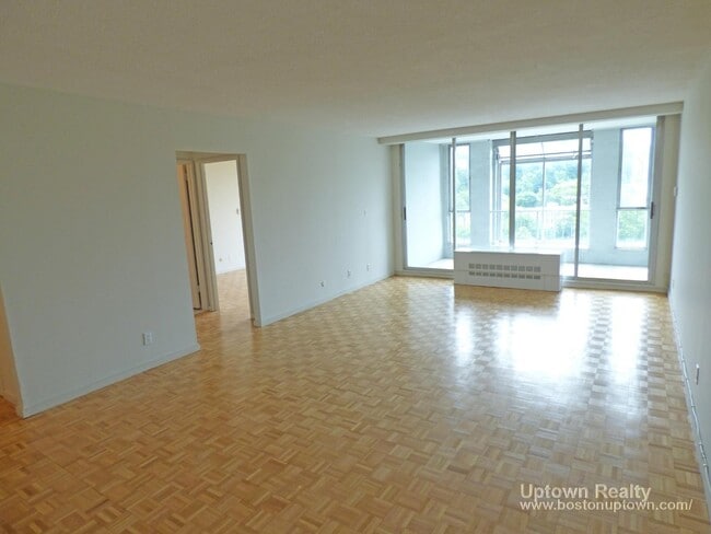 33 Pond Ave, Unit 817