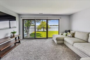 36856 N Hickory Ct in Ingleside, IL - Building Photo