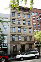 402 W 46th St in New York, NY - Building Photo