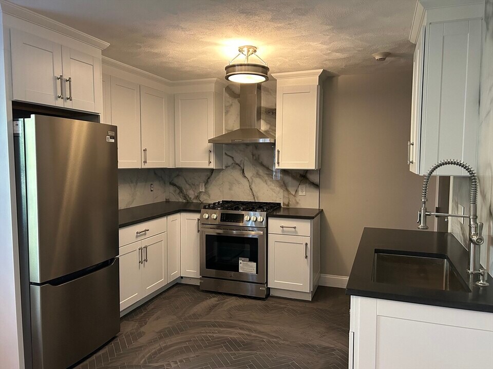 18 Ashcroft St in Dedham, MA - Building Photo