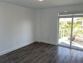 7700 Tatum Waterway Dr, Unit 401 in Miami Beach, FL - Foto de edificio - Building Photo