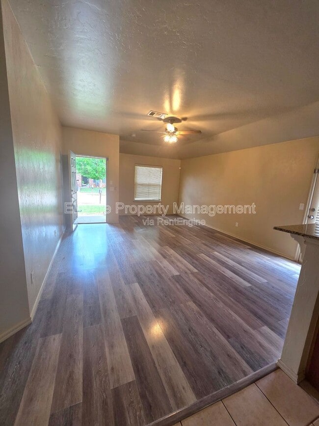 922 West Prairie Wind Way in Mustang, OK - Building Photo - Building Photo