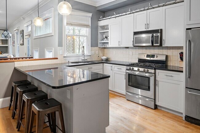 62 Gates St, Unit 1 in Boston, MA - Foto de edificio - Building Photo