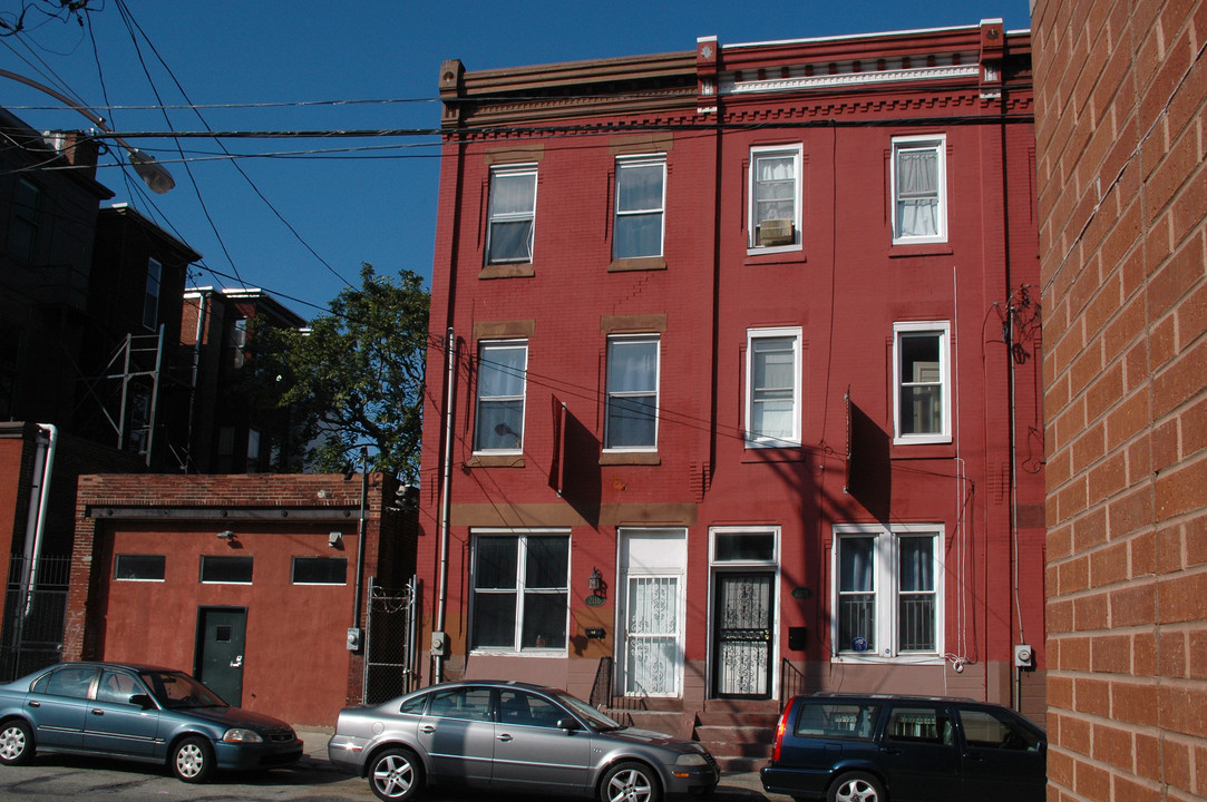 2116 Carlisle St in Philadelphia, PA - Building Photo