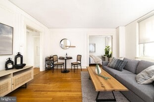 2100 Walnut St in Philadelphia, PA - Building Photo