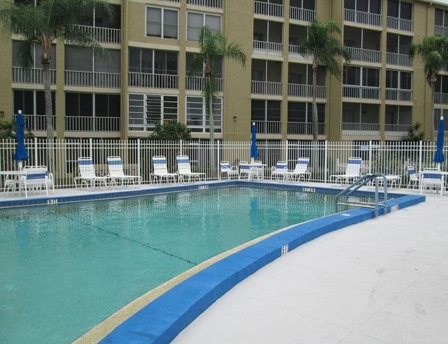 3774 Lake Bayshore Dr-Unit -518 in Bradenton, FL - Building Photo - Building Photo