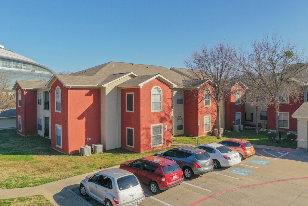 Claremont Arlington, TX Apartments
