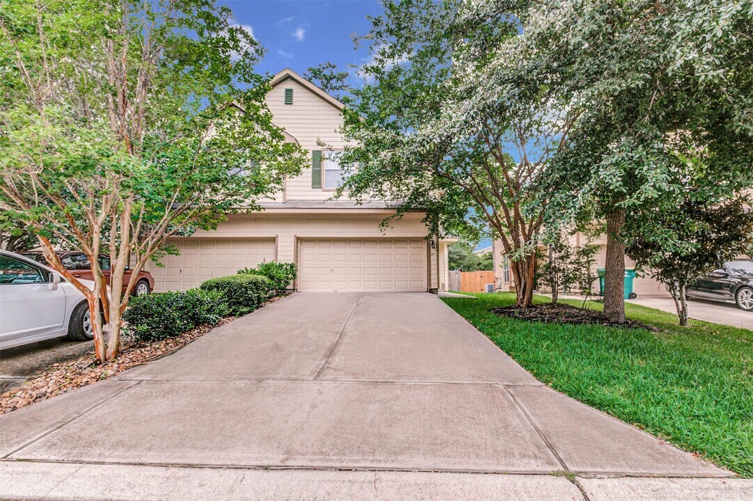 87 N Burberry Park in Spring, TX - Building Photo