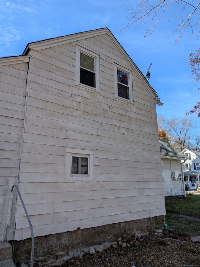 30 Bridge St in Montville, CT - Building Photo - Building Photo