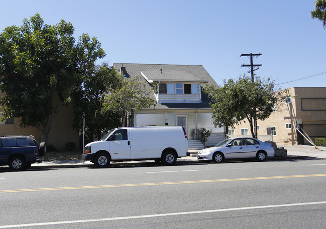 352 W Chevy Chase Dr in Glendale, CA - Foto de edificio - Building Photo