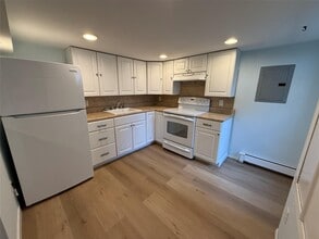 273 Robinson Ave in East Patchogue, NY - Building Photo - Building Photo
