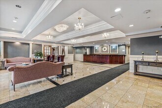 242 Maple Ave in Westbury, NY - Building Photo - Building Photo