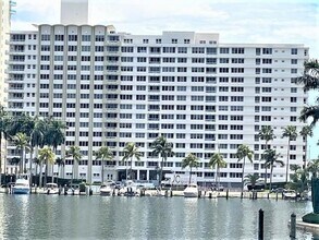 5005 Collins Ave in Miami Beach, FL - Foto de edificio - Building Photo