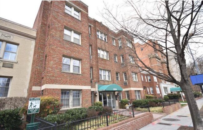3028 Wisconsin Ave NW in Washington, DC - Foto de edificio - Building Photo
