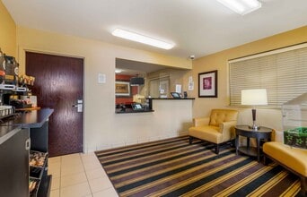Furnished Studio-Fort Lauderdale-Cypress C in Fort Lauderdale, FL - Foto de edificio - Building Photo