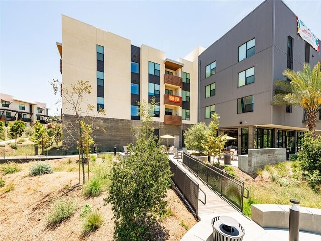 Union Apartments in Chula Vista, CA - Foto de edificio - Building Photo