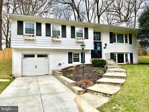 2529 W Meredith Dr in Vienna, VA - Building Photo - Building Photo