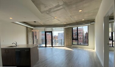 1123 W Patterson Ave, Unit 3 in Chicago, IL - Building Photo - Building Photo
