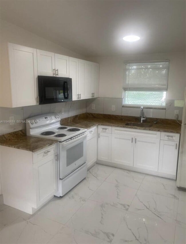 6045 Buchanan St in Hollywood, FL - Building Photo - Building Photo