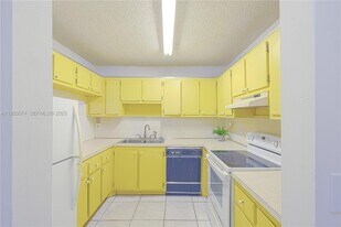 1900 W 68th St in Hialeah, FL - Building Photo