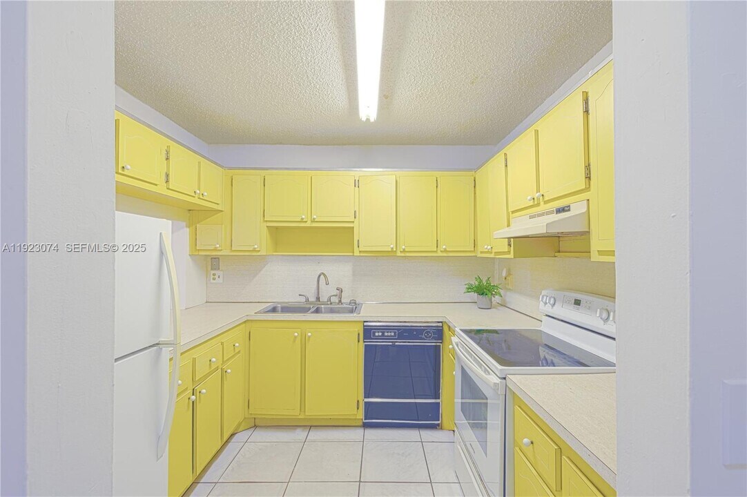 1900 W 68th St in Hialeah, FL - Building Photo