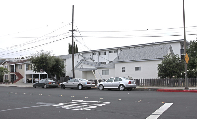 210 Howland St in Redwood City, CA - Foto de edificio - Building Photo