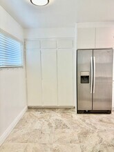 17440 Burbank Blvd in Los Angeles, CA - Building Photo - Building Photo