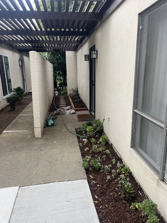 1184 Oceanaire Dr in San Luis Obispo, CA - Foto de edificio