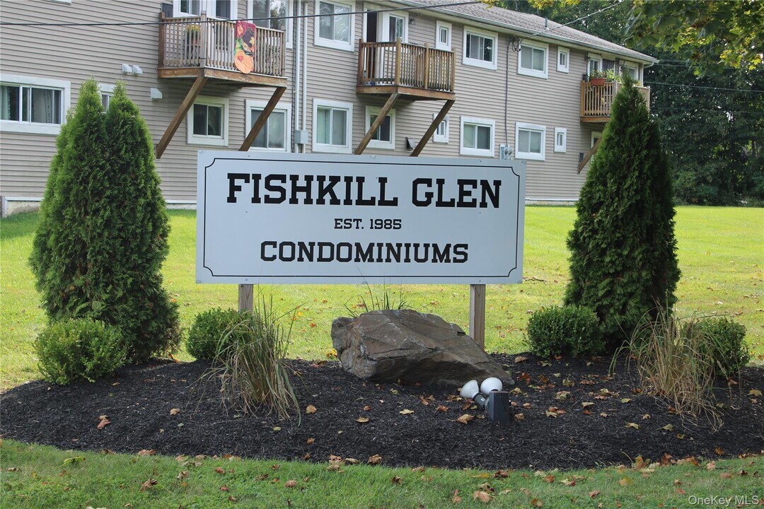 1 Fishkill Glen Dr in Fishkill, NY - Building Photo