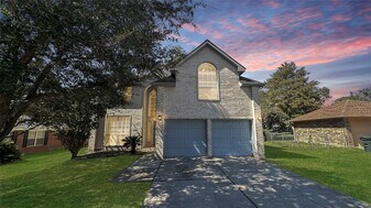 374 Lake View Dr in Montgomery, TX - Building Photo