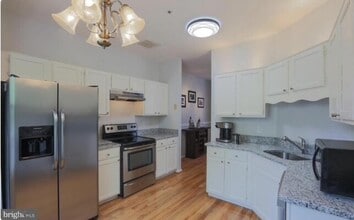 10204 Crested Iris Dr in Gaithersburg, MD - Building Photo - Building Photo