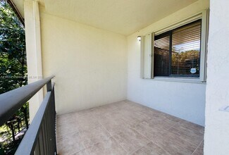 403 Lakeview Dr in Weston, FL - Building Photo - Building Photo