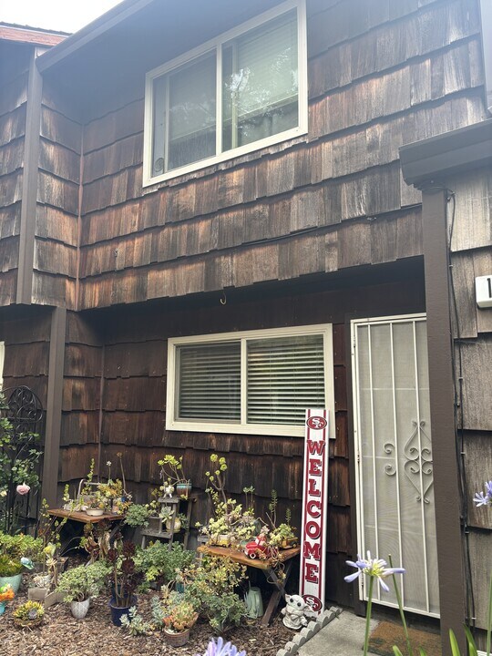 1558 Parkway Dr in Rohnert Park, CA - Building Photo