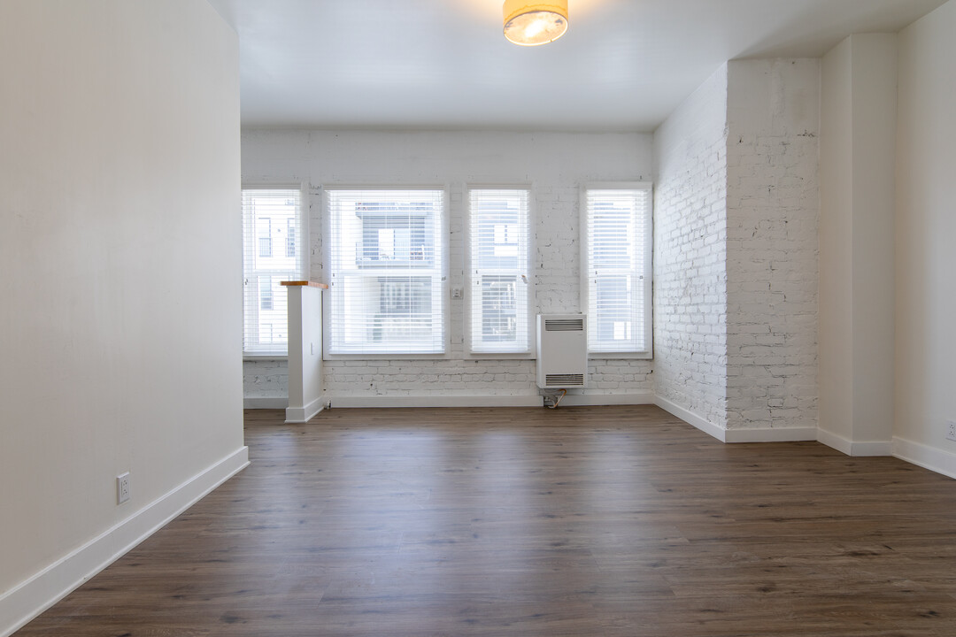 Charming Apartment with Urban Convenience in Los Angeles, CA - Building Photo