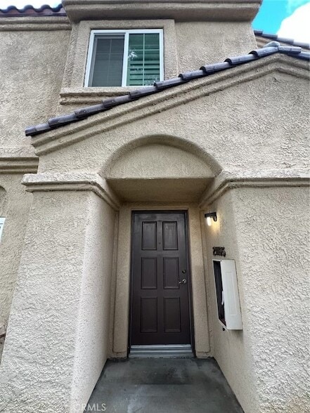 21165 Gladiolos Way in Lake Forest, CA - Foto de edificio