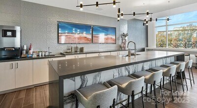 4425 Sharon Rd, Unit 2A in Charlotte, NC - Foto de edificio - Building Photo