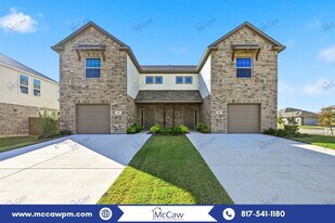 402 Wrangler Ln in Denton, TX - Building Photo