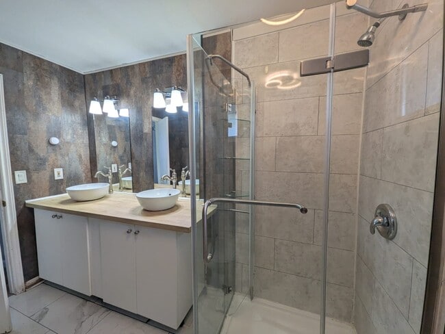 98 Glendale Rd in Belleville, ON - Building Photo - Building Photo