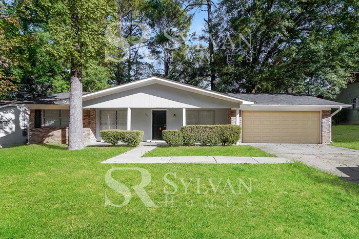 1370 Sharon Dr in Jackson, MS - Building Photo