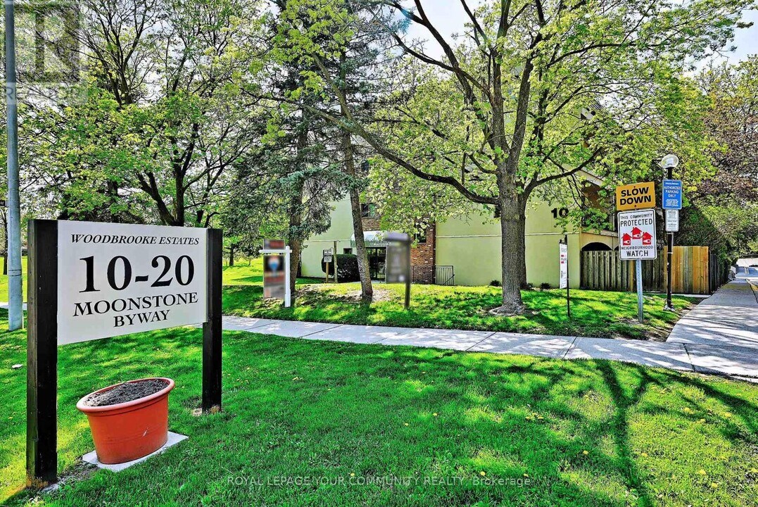 10-110 Moonstone Byway in Toronto, ON - Building Photo