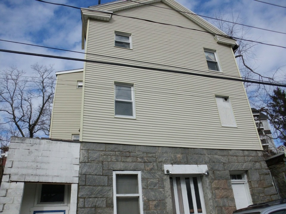 64 Hempstead St in New London, CT - Building Photo