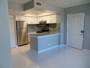 738 Executive Center Dr in West Palm Beach, FL - Building Photo - Building Photo