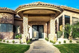 9121 N 69th St in Paradise Valley, AZ - Building Photo